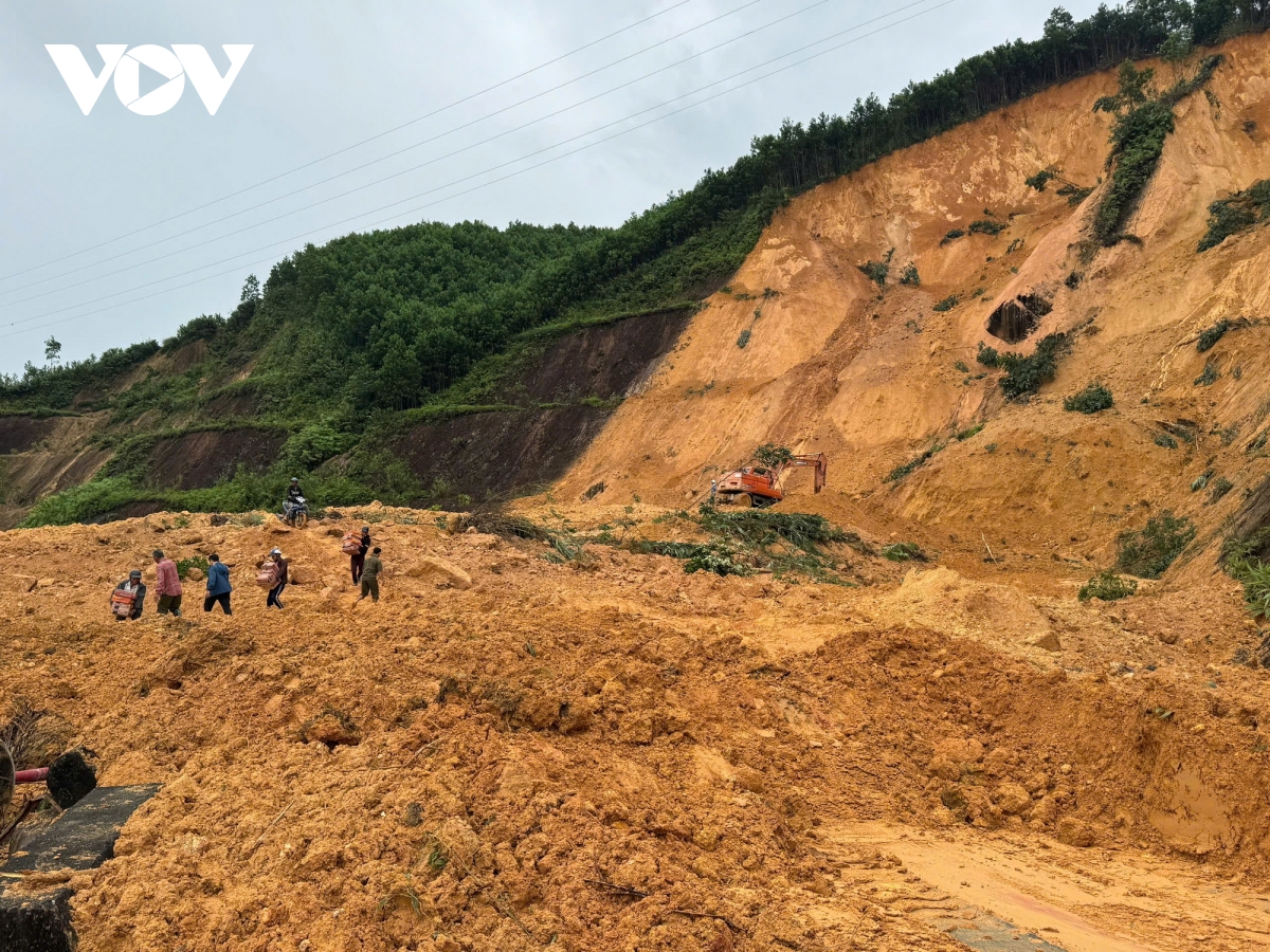 Xuyên rừng, vượt sạt lở cõng lương thực vào vùng bị cô lập ở Đà Nẵng